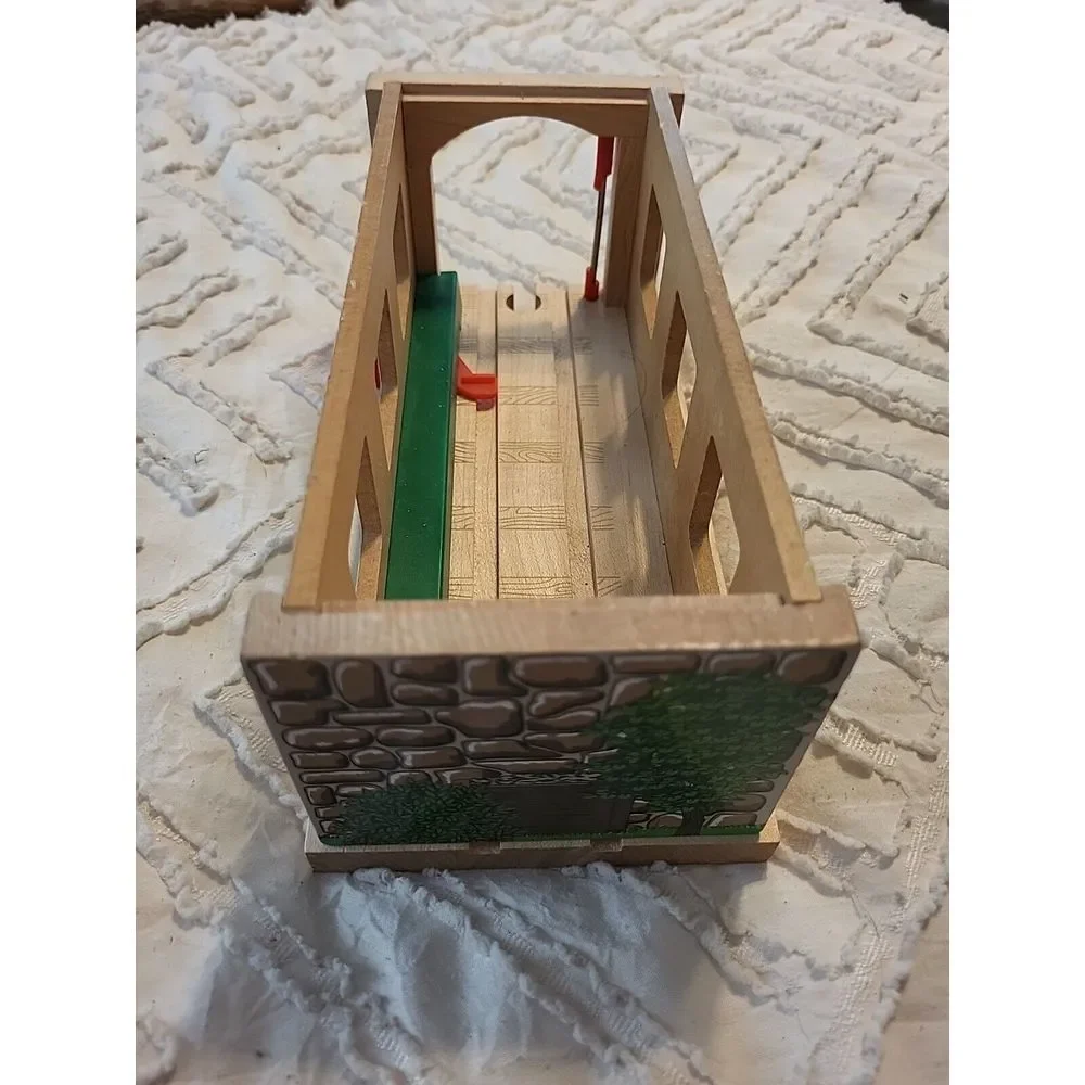Thomas &‎ Friends Wooden Transfer Yard Building MISSING DOOR And CEILING